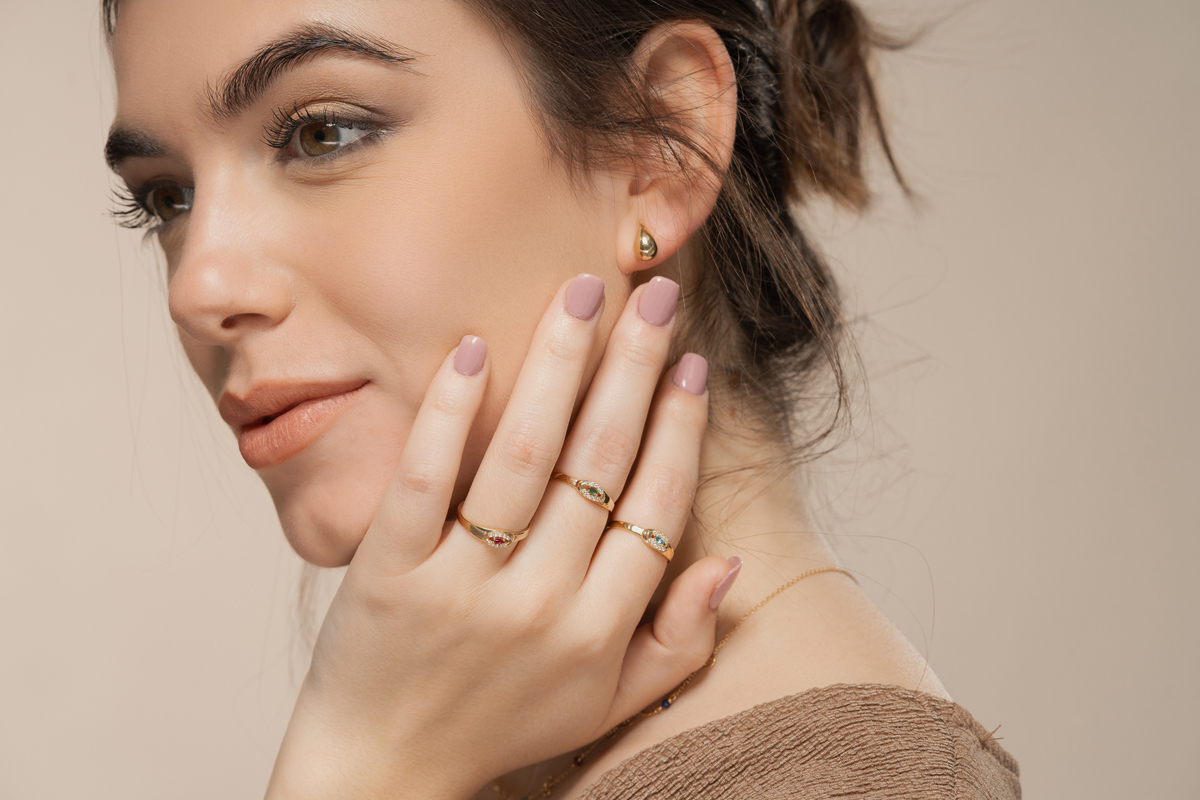 Anillo de mujer con circonitas y piedra de color oro 2 Anillo de mujer con circonitas y piedra de color oro - Imagen 2